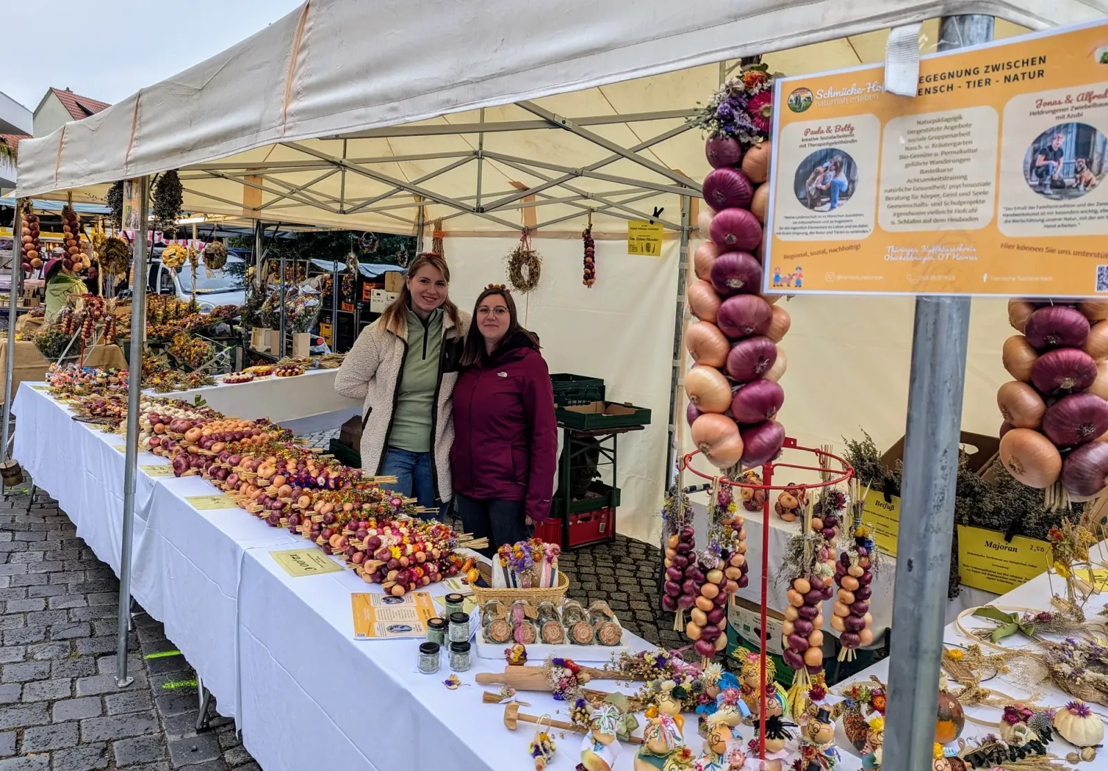 Frische Zwiebelzöpfe und Trockenblumen aus eigenem Anbau