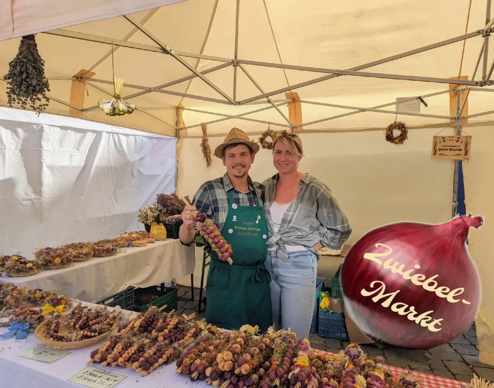 Trockenblumen und Zwiebelzöpfe vom Schmücke-Hof