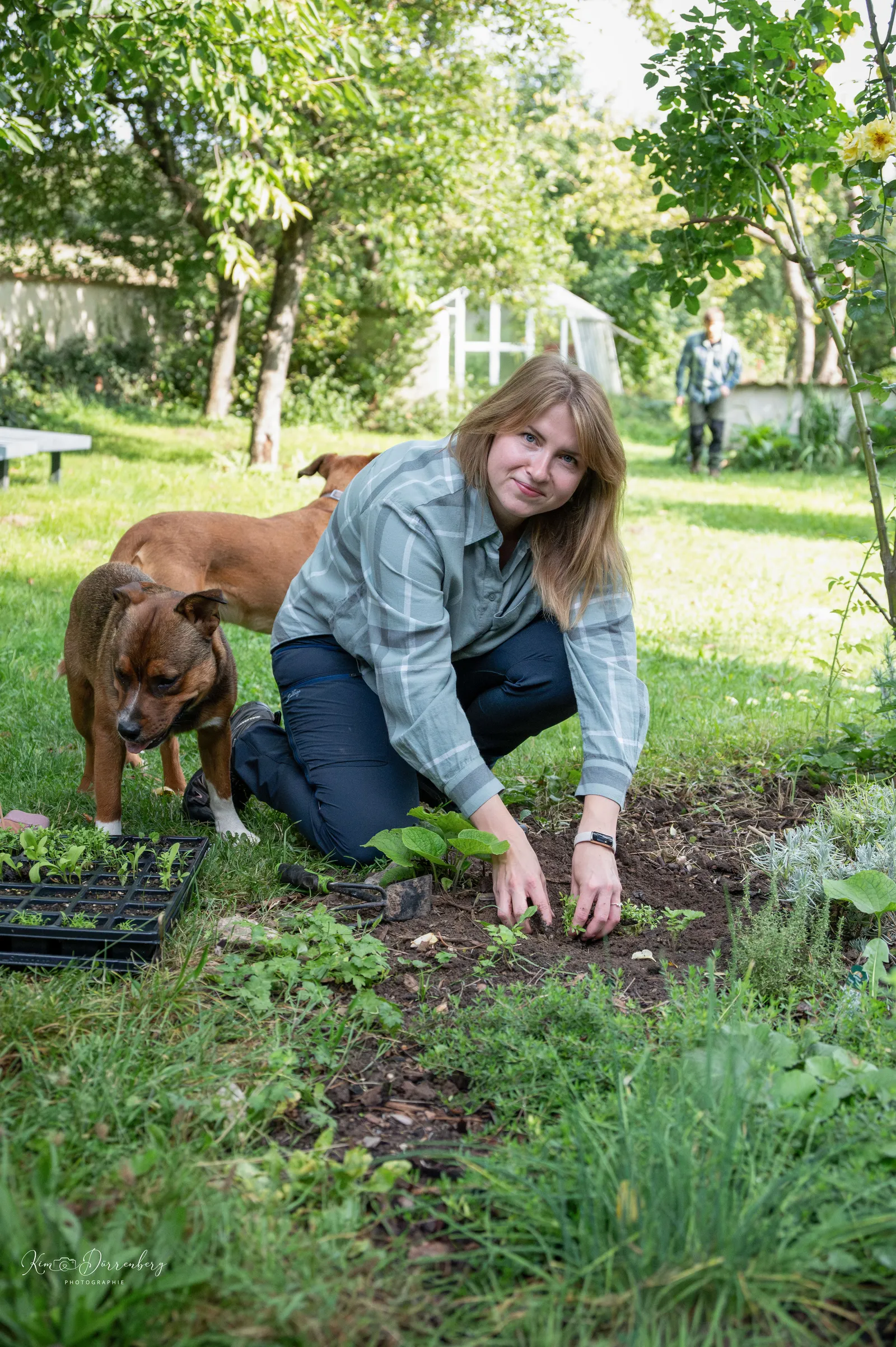 Paula Ellmrich-Pötzschke mit Therapiebegleithündin Betty im Garten