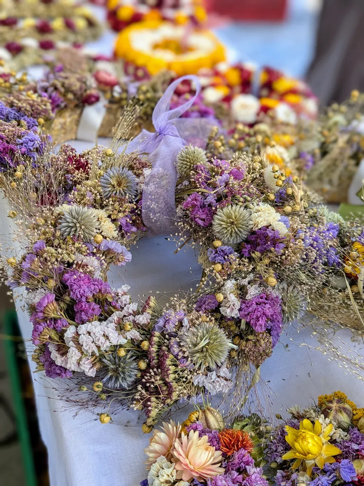 Kränze und Gestecke aus bunten Trockenblumen